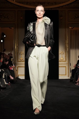 أرماني بعد الغياب.. تصاميم ناعمة بعيدة عن الاستعراض