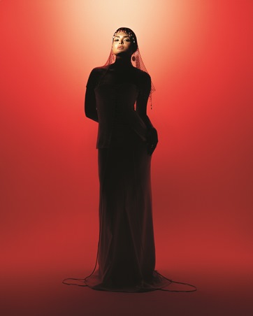 8 أفلام لأسماء جلال في 2025 وتنتظر تكريم الجونة بالفستان الأبيض