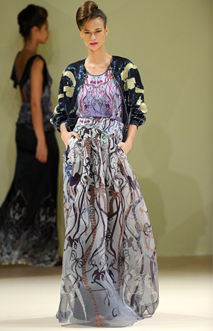 فساتين Asudari تعكس الذكريات بأقواسها