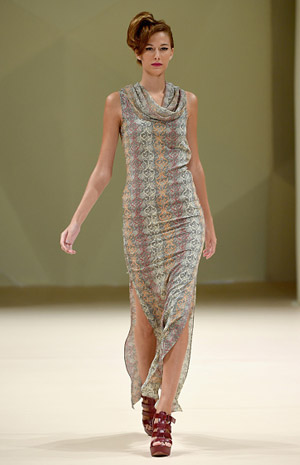 فساتين Asudari تعكس الذكريات بأقواسها