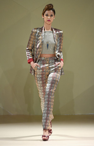 فساتين Asudari تعكس الذكريات بأقواسها