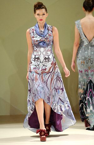 فساتين Asudari تعكس الذكريات بأقواسها