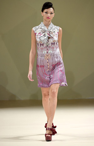 فساتين Asudari تعكس الذكريات بأقواسها