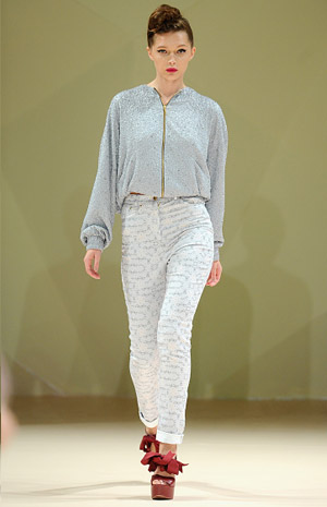 فساتين Asudari تعكس الذكريات بأقواسها