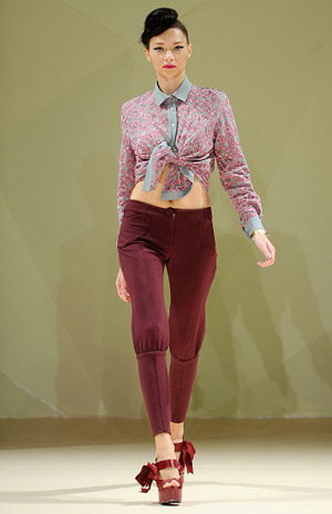 فساتين Asudari تعكس الذكريات بأقواسها