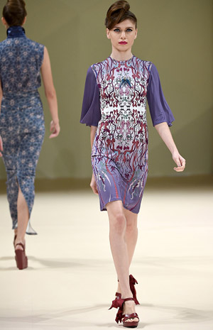 فساتين Asudari تعكس الذكريات بأقواسها