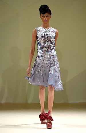 فساتين Asudari تعكس الذكريات بأقواسها