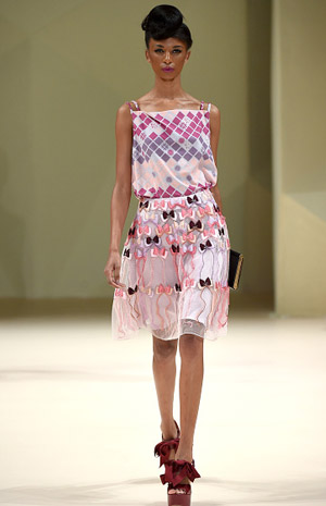 فساتين Asudari تعكس الذكريات بأقواسها