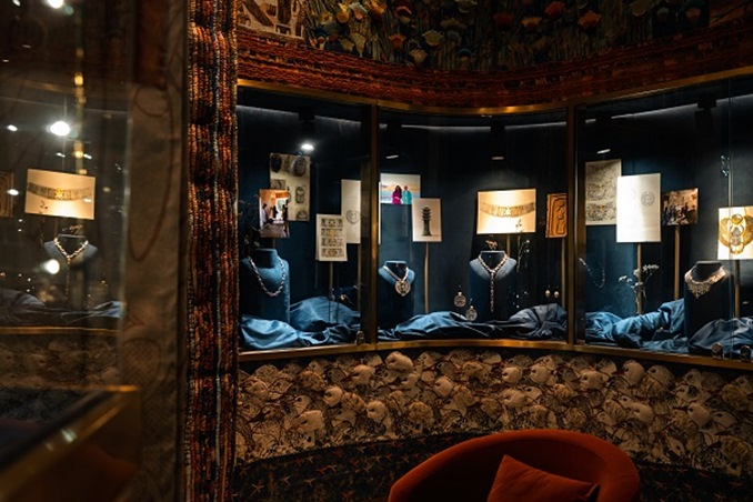 عزّة فهمي تُعيد إحياء سحر مصر القديمة داخل المتحف المصري الكبير