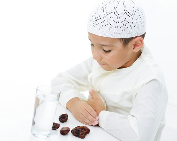 كيف يساعد الأهل أطفالهم على فهم معنى الصوم؟