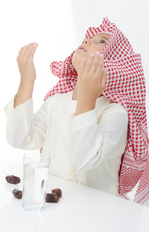 كيف يساعد الأهل أطفالهم على فهم معنى الصوم؟