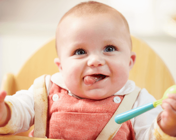 المزج بين المرطبانات الصغيرة و الطعام المنزلي هو الأفضل للطفل