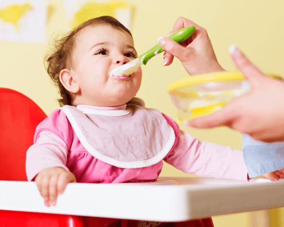 المزج بين المرطبانات الصغيرة و الطعام المنزلي هو الأفضل للطفل