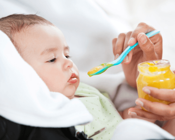 المزج بين المرطبانات الصغيرة و الطعام المنزلي هو الأفضل للطفل