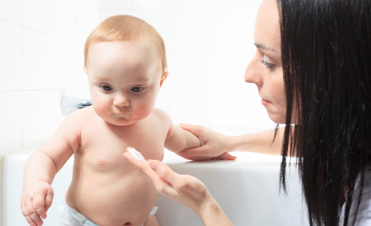 5 نصائح لحماية بشرة طفلك من برد الشتاء