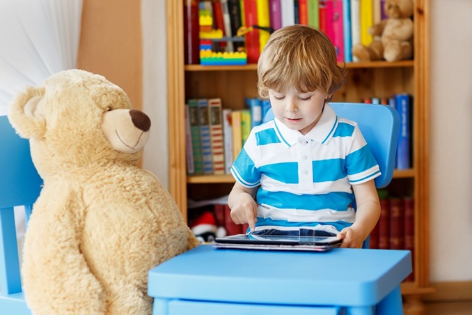 5 طرق لتقنين وقت الشاشة لطفلك بعد عودته من المدرسة