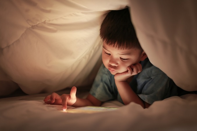 وقت الشاشة يؤثر على طفلك بخمس طرق