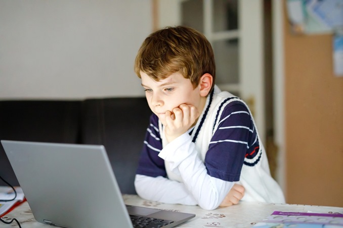 وقت الشاشة يؤثر على طفلك بخمس طرق