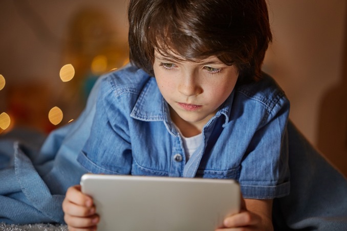 وقت الشاشة يؤثر على طفلك بخمس طرق