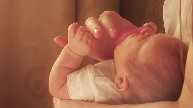 إليكِ الأسباب الشائعة لبكاء الرضيع.. وكيفية تهدئته