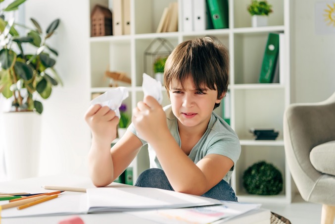 5 طرق للتعامل مع نوبات غضب طفلك بعد المدرسة