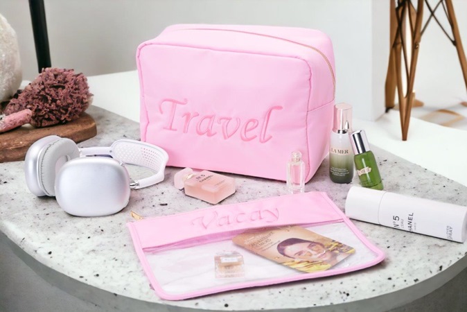 من شنط الشاطئ إلى حقائب حمام السباحة، تعرفي على أبرز إصدارات ذا هابي ترايب لهذا الصيف