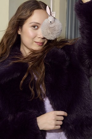 كيت سبيد تُشعل الخريف بأنوثة متوهّجة