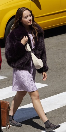 كيت سبيد تُشعل الخريف بأنوثة متوهّجة