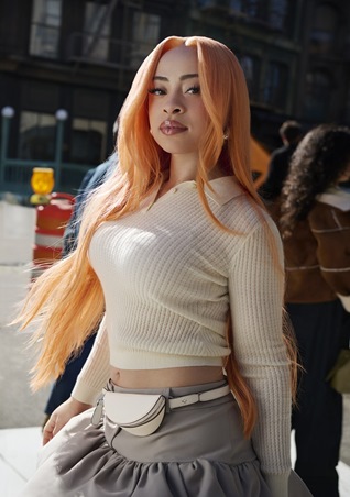 كيت سبيد تُشعل الخريف بأنوثة متوهّجة