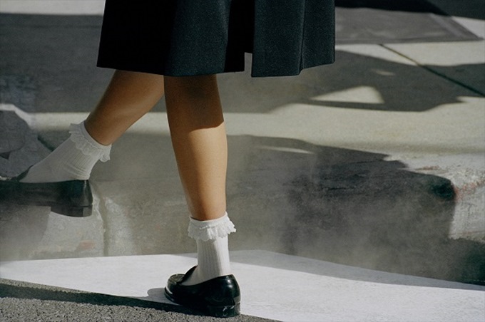 كيت سبيد تُشعل الخريف بأنوثة متوهّجة