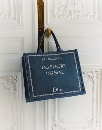 اخترنا لك الإصدار الجديد من Dior Book Tote