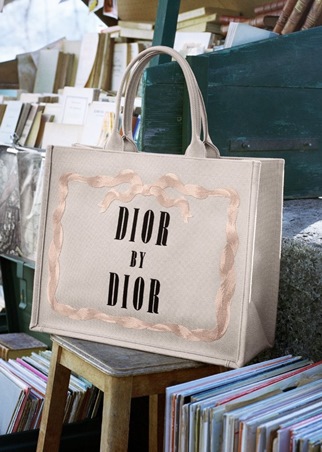 اخترنا لك الإصدار الجديد من Dior Book Tote
