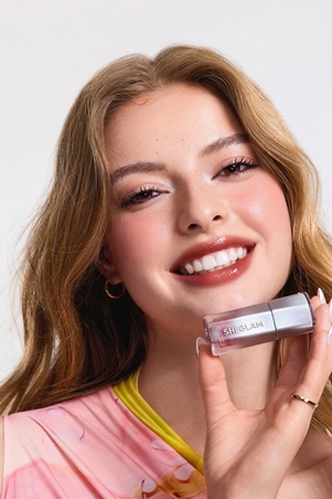 سرّ الإشراقة اللامعة طوال اليوم: Glass Lock Air Gloss من SHEGLAM