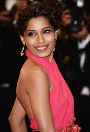 الآي لاينر العريض وأحمر الشفاه القويّ يجمعان نجمات Cannes 