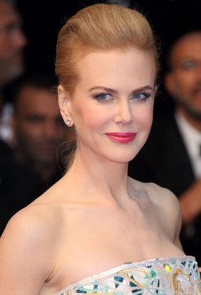 الآي لاينر العريض وأحمر الشفاه القويّ يجمعان نجمات Cannes 
