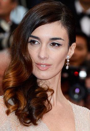 الآي لاينر العريض وأحمر الشفاه القويّ يجمعان نجمات Cannes 