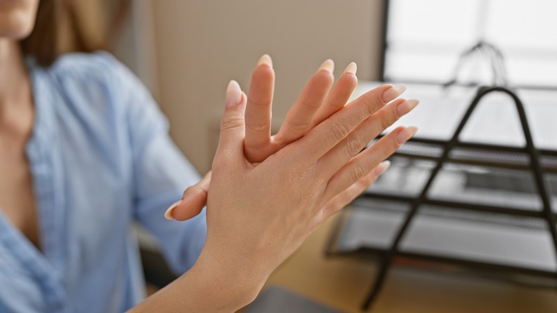 7 طرق للحفاظ على أظافرك الطويلة قوية وصحية وخالية من التشقق