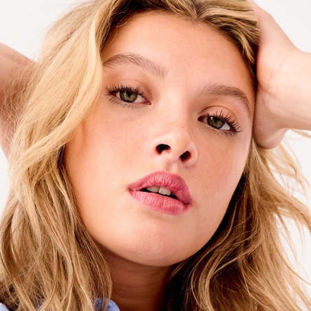 احصلي على إطلالة Toasty Make Up Look مع Benefit Cosmetics