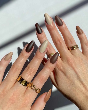 استوحي أفكار لطلاء أظافر بني مثالي لموسم الخريف