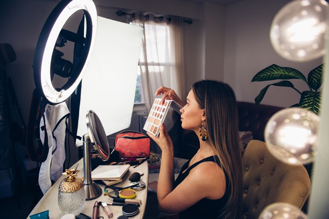 إليكِ أهمية التخلص من تأثير الإنفلونسرز على قرارات شرائك لمنتجات التجميل