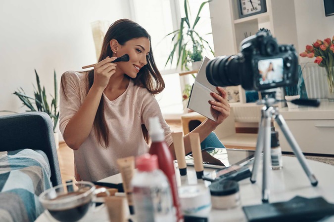 إليكِ أهمية التخلص من تأثير الإنفلونسرز على قرارات شرائك لمنتجات التجميل