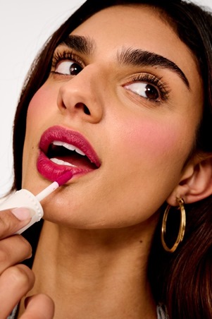 تألقي بإشراقة رياضية مع مستحضرات  Benefit Cosmetics