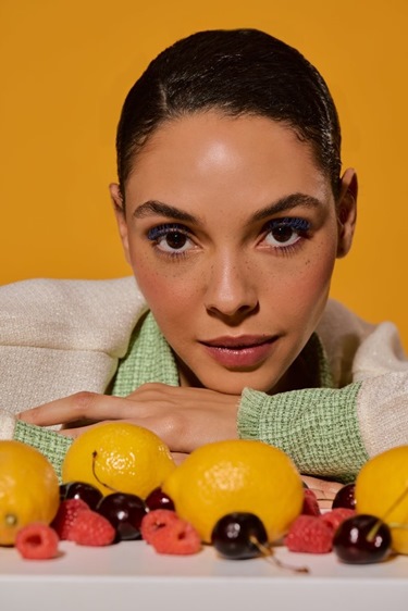 احصلي على الإطلالة المشمشية المستوحاة من جيل Y2K مع Benefit Cosmetics