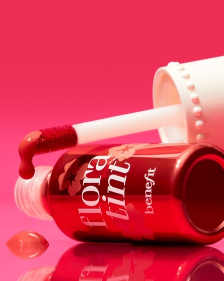 احصلي على الإطلالة المشمشية المستوحاة من جيل Y2K مع Benefit Cosmetics