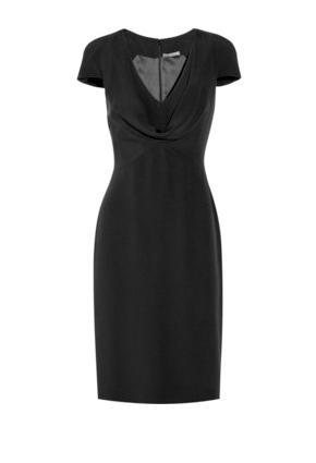 ما تحتاج إليه كل أنيقة: فستان أسود بسيط!