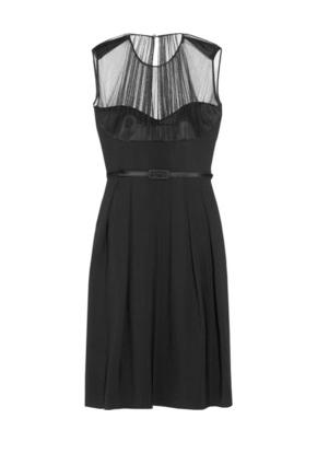 ما تحتاج إليه كل أنيقة: فستان أسود بسيط!