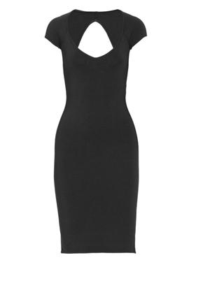 ما تحتاج إليه كل أنيقة: فستان أسود بسيط!