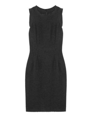 ما تحتاج إليه كل أنيقة: فستان أسود بسيط!