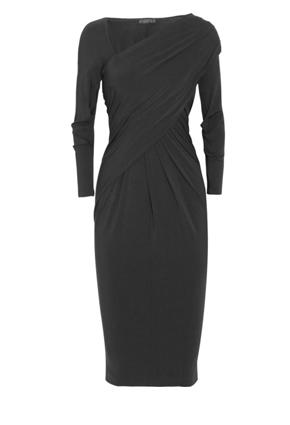 ما تحتاج إليه كل أنيقة: فستان أسود بسيط!