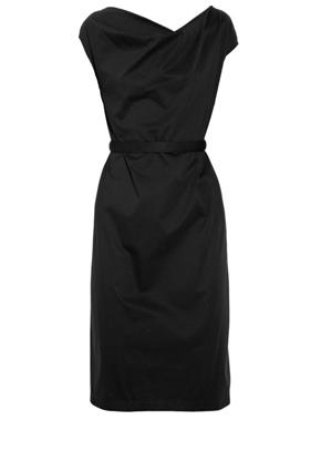 ما تحتاج إليه كل أنيقة: فستان أسود بسيط!